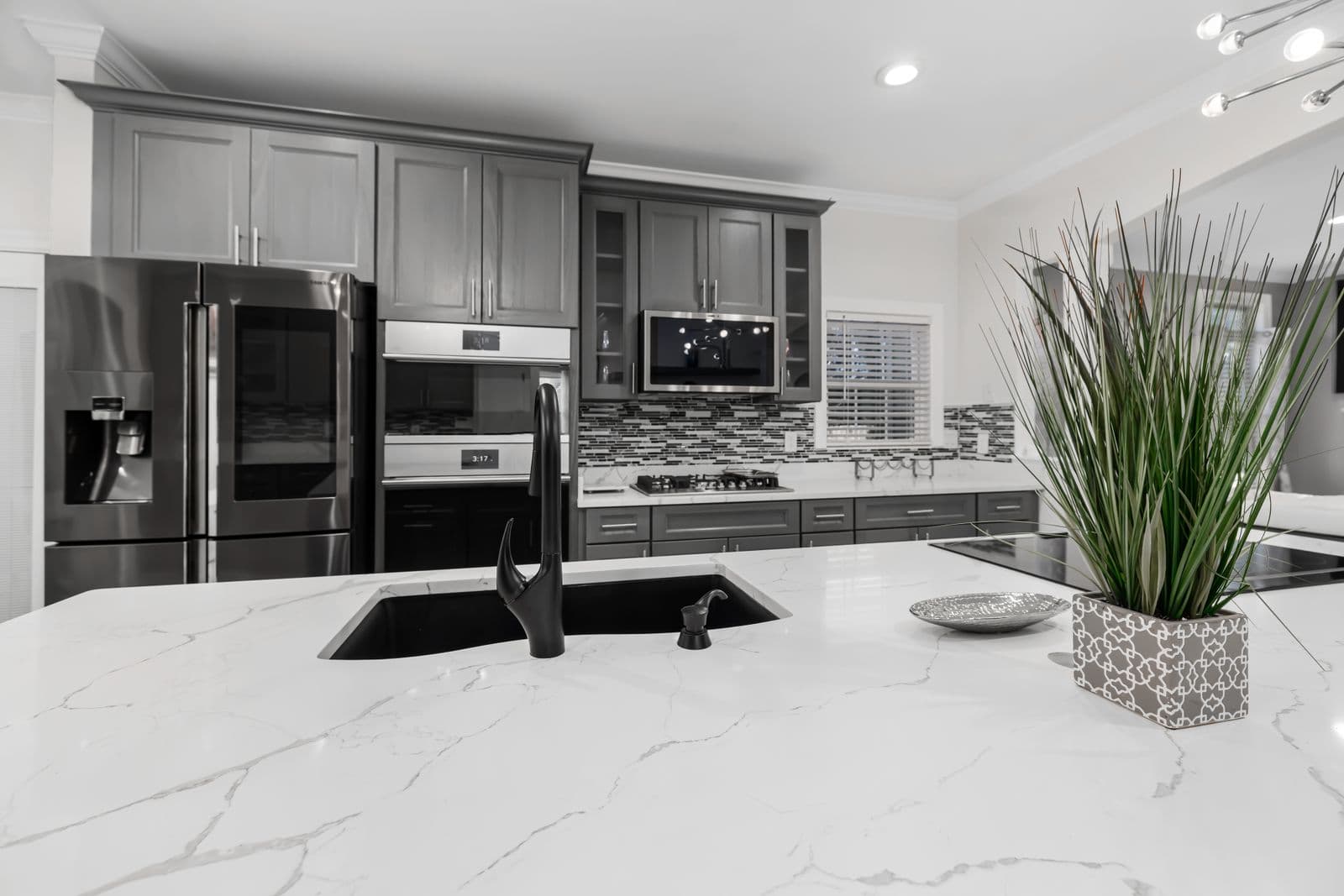 Quartz countertop and undermount sink on a kitchen island